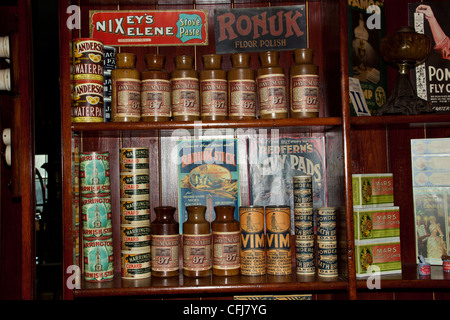 Conserves et produits d'une époque révolue, style ancien grand magasin d'alimentation et store à partir de début des années 30. Banque D'Images