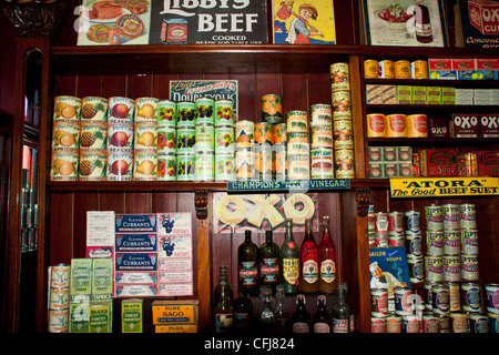 Conserves et produits d'une époque révolue, style ancien grand magasin d'alimentation et store à partir de début des années 30. Banque D'Images