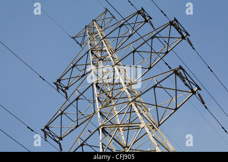 Pylône de l'électricité et le fil d'alimentation électrique. Banque D'Images