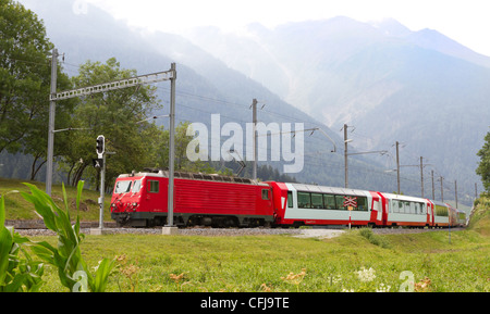 Glacier express train passe la vallée de haute montagne, Suisse Banque D'Images