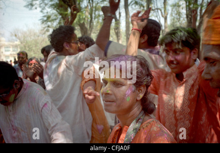 Fête de Holi festival (festival des couleurs ou fête du printemps) à Santiniketan, en Inde. Banque D'Images