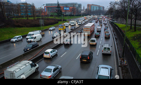Paris, France, vue d'ensemble, aérien, trafic sur le périphérique autoroute 'périphérique' dans la banlieue de Montreuil, le jour de pluie, rue animée, paris conduite Banque D'Images