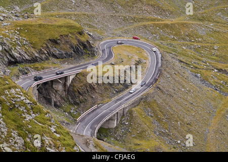 Fragment d'une route de haute altitude dans les montagnes. Banque D'Images