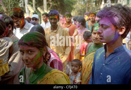 Fête de Holi festival (festival des couleurs ou fête du printemps) à Santiniketan, en Inde. Banque D'Images