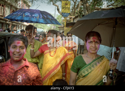Fête de Holi festival (festival des couleurs ou fête du printemps) à Santiniketan, en Inde. Banque D'Images