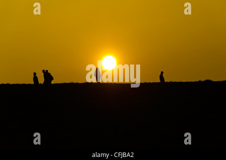 Coucher de soleil sur Hampstead Heath, les gens profitent des derniers rayons de soleil, il se déplace dans la nuit. Banque D'Images