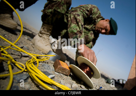 KANDAHAR, Afghanistan - un soldat de l'Armée nationale afghane s'entraîne lors des opérations de contre-IED le 13 mars. Les aviateurs d'élimination des explosifs de munitions affectés à l'équipe de partenariat au sein du 966e site d'exploitation EOD-Bravo forment, conseillent et valident ensuite les techniciens d'ANA EOD. Banque D'Images