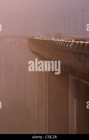 Route Imigrantes. Un brouillard épais sur viaduc. État : São Paulo, Brésil. Banque D'Images