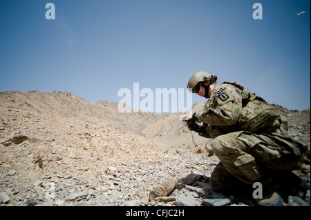 KANDAHAR, Afghanistan - Tech. Sgt. Diana Guinn de la 966e vol d'immersion d'explosifs Ordnance lieu d'exploitation-Bravo, photographies d'une ordonnance non explosée qui a été signalée par un ressortissant afghan, le 14 mars. Les aviateurs affectés à l'équipe de la DOE au sein d'OL-B sont chargés de répondre aux menaces des OXU et aux engins explosifs improvisés pour protéger les civils et les forces de la coalition. Banque D'Images