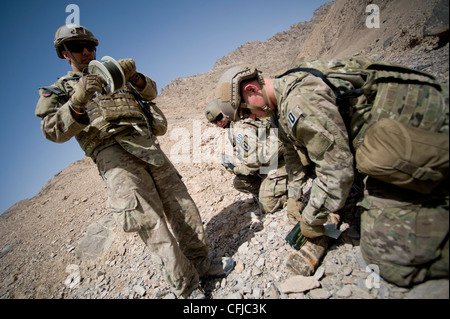 KANDAHAR, Afghanistan - Tech. Sgt. Diana Guinn, Sgt. Jose Hernandez, et le premier Airman Stephen Dobbins du 966e vol d'élimination d'explosifs Ordnance, qui effectue l'exploitation de l'emplacement Bravo, ont mis en accusation une ordonnance non explosée qui a été signalée par un ressortissant afghan, le 14 mars. Les aviateurs affectés à l'équipe de la DOE au sein d'OL-B sont chargés de répondre aux menaces des OXU et aux engins explosifs improvisés pour protéger les civils et les forces de la coalition. Banque D'Images