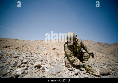 KANDAHAR, Afghanistan - Tech. Sgt. Diana Guinn de la 966e vol d'immersion d'explosifs Ordnance lieu d'exploitation-Bravo, photographies d'une ordonnance non explosée qui a été signalée par un ressortissant afghan, le 14 mars. Les aviateurs affectés à l'équipe de la DOE au sein d'OL-B sont chargés de répondre aux menaces des OXU et aux engins explosifs improvisés pour protéger les civils et les forces de la coalition. Banque D'Images