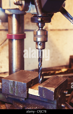 Une vieille tête de forage lourd électrique industriel dans une usine de métal et bois drilling Banque D'Images