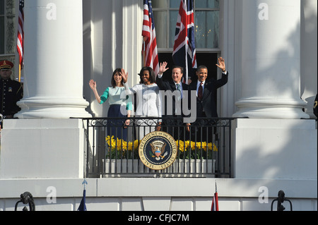 Le président Barack Obama et la première dame Michelle Obama ainsi que le très honorable David Cameron, député Premier ministre du Royaume-Uni de Grande-Bretagne et d'Irlande du Nord et Mme Samantha Cameron ont fait un bon adieu à la fin de la cérémonie d'arrivée des forces armées en pleine honneur le 14 mars, 2012 à la Maison Blanche. Banque D'Images