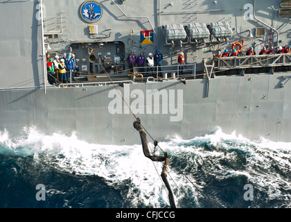 Le croiseur à missiles guidés USS Vicksburg (CG 69) effectue un réapprovisionnement en mer avec le porte-avions USS Enterprise (CVN 65). Vicksburg est déployé dans le cadre du groupe Enterprise Carrier Strike pour soutenir les opérations de sécurité maritime et les efforts de coopération en matière de sécurité dans les zones de responsabilité de la 5e et de la 6e flotte américaine. Banque D'Images