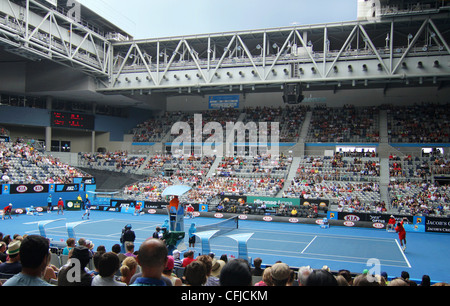 MELBOURNE, AUSTRALIE - Le 20 janvier 2012 : numéro 5 mondial ATP player Jo Wilfried Tsonga sert à Frederico Gil à Hisense Arena. Banque D'Images