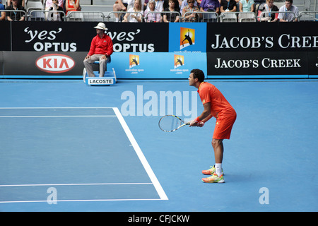 MELBOURNE, AUSTRALIE - Le 20 janvier 2012 : numéro 5 mondial ATP player Jo Wilfried Tsonga prépare un retour contre Frederico Gil. Banque D'Images