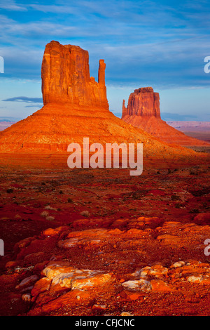 Derniers rayons du soleil sur les formations rocheuses de Monument Valley, Arizona USA Banque D'Images