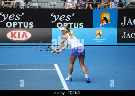 MELBOURNE, AUSTRALIE - janvier 21, 2012 : WTA tennis player Sabine Lisicki se prépare à servir de Svetlana Kuznetsova. Banque D'Images