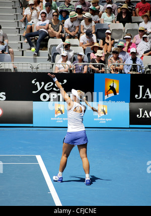 MELBOURNE, AUSTRALIE - janvier 21, 2012 : numéro 41 mondial de la WTA tennis player Sabine Lisicki sert à Svetlana Kuznetsova. Banque D'Images