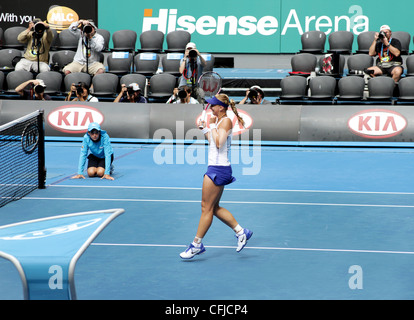 MELBOURNE, AUSTRALIE - janvier 21, 2012 : numéro 41 mondial de la WTA tennis player Sabine Lisicki célèbre la victoire à Hisense Arena. Banque D'Images