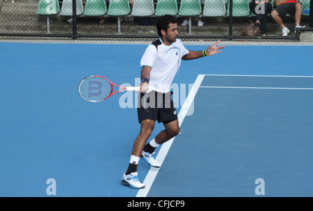 MELBOURNE, AUSTRALIE - janvier 21, 2012 : tennis player Aisam Ul Haq Qureshi frappe un coup droit à l'Open d'Australie 2012. Banque D'Images