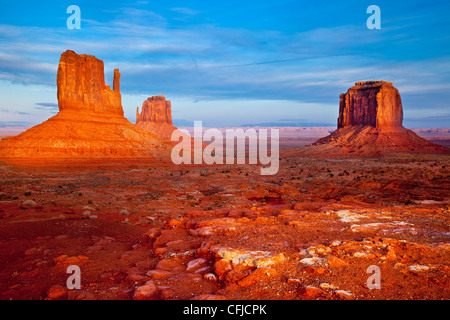 Derniers rayons du soleil sur les formations rocheuses de Monument Valley, Arizona USA Banque D'Images