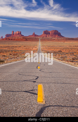 163 de l'autoroute menant à Monument Valley sur la frontière de l'Utah/Arizona, USA Banque D'Images