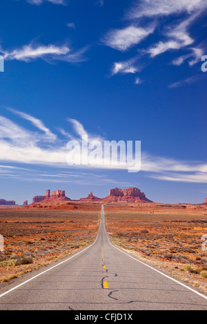 163 de l'autoroute menant à Monument Valley sur la frontière de l'Utah/Arizona, USA Banque D'Images