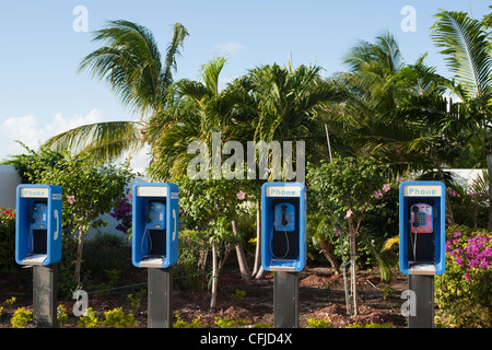 Ligne de téléphones publics dans le terminal des croisières de Grand Turk, Îles Turques et Caïques Banque D'Images