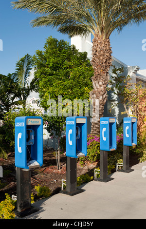 Ligne de téléphones publics dans le terminal des croisières de Grand Turk, Îles Turques et Caïques Banque D'Images