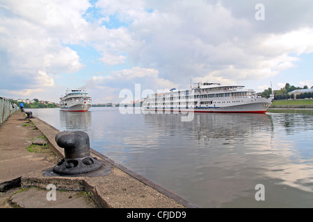 Trois navires à moteur sur le quai Banque D'Images