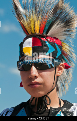 Jeune garçon en pied-noir et des lunettes de soleil, costumes traditionnels Siksika Nation Pow-wow, Gleichen, Alberta, Canada Banque D'Images