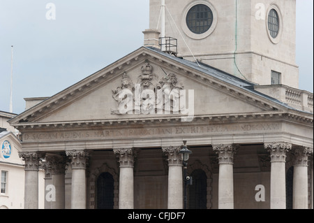 Inscription latine et crête sur l'avant de St Martin-in-the-Fields church, Trafalgar Square, Londres Banque D'Images