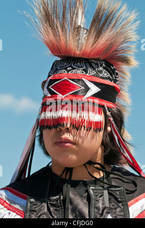 Jeune garçon en pied-noir d'apparat traditionnelle, Siksika Nation Pow-wow, Gleichen, Alberta, Canada Banque D'Images