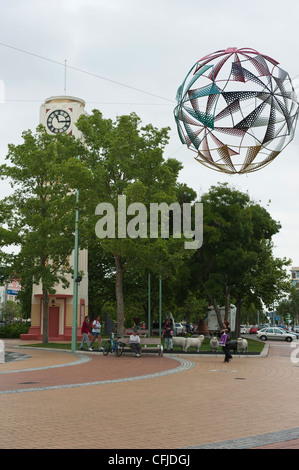 Décoration de Noël suspendus dans Hastings, Hawkes Bay, à proximité du quartier historique art déco tour de l'horloge et les moutons iconique Banque D'Images