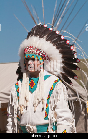 L'homme en costume traditionnel des Pieds-Noirs, Siksika Nation Pow-wow, Gleichen, Alberta, Canada Banque D'Images