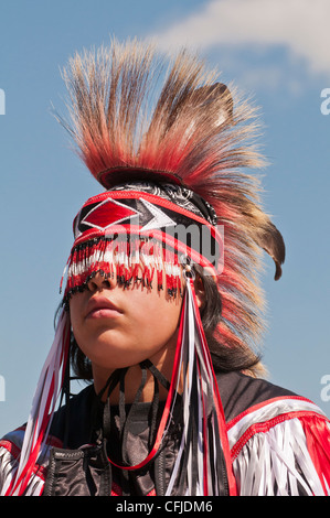 Jeune garçon en pied-noir d'apparat traditionnelle, Siksika Nation Pow-wow, Gleichen, Alberta, Canada Banque D'Images