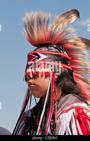 Jeune garçon en pied-noir d'apparat traditionnelle, Siksika Nation Pow-wow, Gleichen, Alberta, Canada Banque D'Images