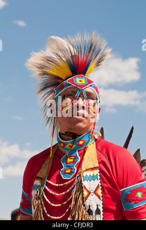 L'homme en costume traditionnel des Pieds-Noirs, Siksika Nation Pow-wow, Gleichen, Alberta, Canada Banque D'Images