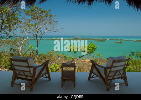 Deux chaises vert vif sur l'eau des Caraïbes Banque D'Images