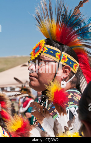 L'homme en costume traditionnel des Pieds-Noirs, Siksika Nation Pow-wow, Gleichen, Alberta, Canada Banque D'Images