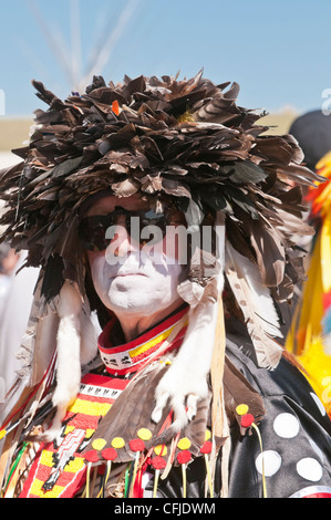 L'homme en costume traditionnel des Pieds-Noirs, Siksika Nation Pow-wow, Gleichen, Alberta, Canada Banque D'Images