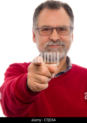 Portrait d'un homme barbu d'âge moyen pointant son doigt vers l'appareil photo Banque D'Images