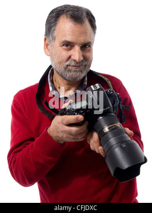 Portrait d'homme mature tenant un appareil photo reflex numérique sur fond blanc Banque D'Images