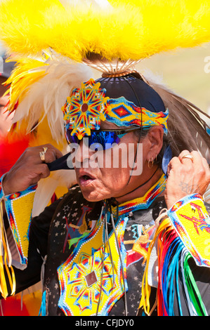 L'homme en costume traditionnel des Pieds-Noirs, Siksika Nation Pow-wow, Gleichen, Alberta, Canada Banque D'Images