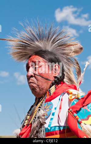 L'homme en costume traditionnel des Pieds-Noirs, Siksika Nation Pow-wow, Gleichen, Alberta, Canada Banque D'Images