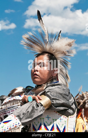 L'homme en costume traditionnel des Pieds-Noirs, Siksika Nation Pow-wow, Gleichen, Alberta, Canada Banque D'Images