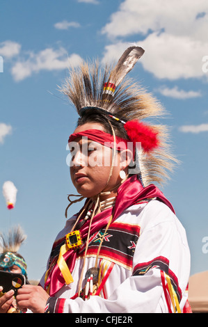 L'homme en costume traditionnel des Pieds-Noirs, Siksika Nation Pow-wow, Gleichen, Alberta, Canada Banque D'Images
