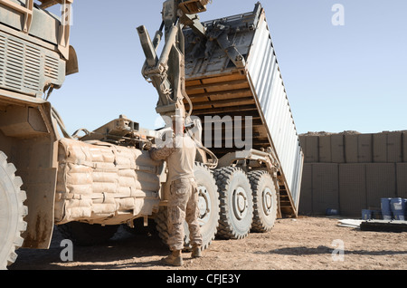 CPL lance Alexander Hurley, un opérateur de véhicules automobiles au combat Logistics Battalion 4 1st Marine Logistics Group (Forward), décharge un conteneur d'expédition de fournitures de son système de véhicule logistique de remplacement à la base opérationnelle Forward Pennsylvania Mars 5 au cours d'une patrouille logistique de combat. Les Marines, avec le 1er Bataillon, 8e Régiment maritime, équipe de combat régimentaire 6, utilisent la FOB comme point de départ pour les opérations de contre-insurrection dans la région. Banque D'Images