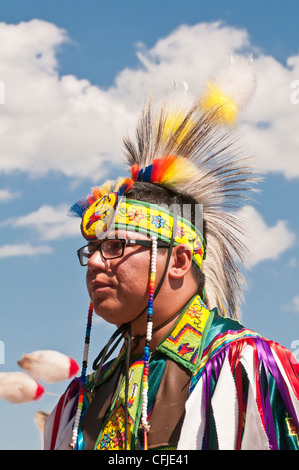 L'homme en costume traditionnel des Pieds-Noirs, Siksika Nation Pow-wow, Gleichen, Alberta, Canada Banque D'Images